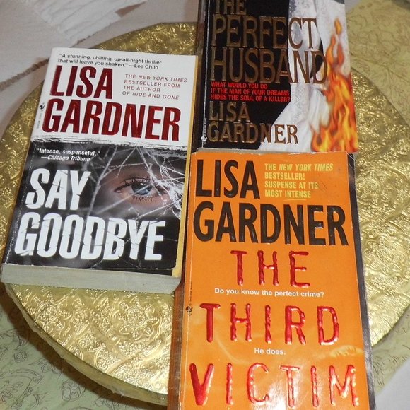 Books - (set/3)  "The Third Victim",   "Say Goodbye",  &  "The Perfect Husband" - Picture 1 of 1